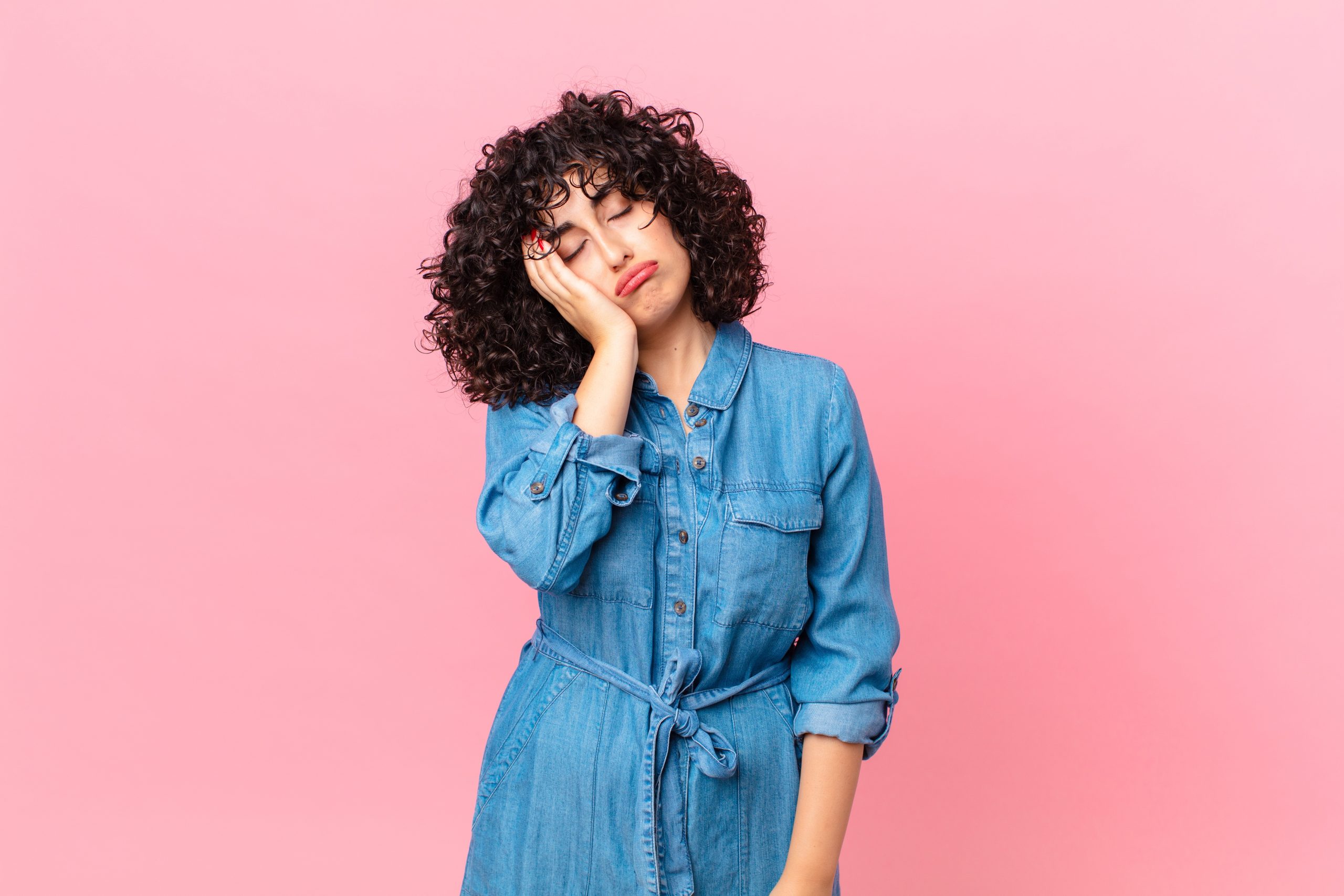 Υπνηλία: Αίτια, συμπτώματα και πότε οφείλεται σε έλλειψη βιταμινών